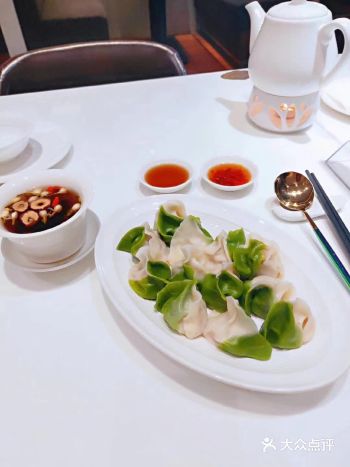 饺子是中国传统美食，面皮包馅，形状如半月或元宝形