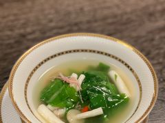 上汤火腿玉菇浸山苏叶-Yan Ting 宴庭中餐厅(上海静安瑞吉酒店)