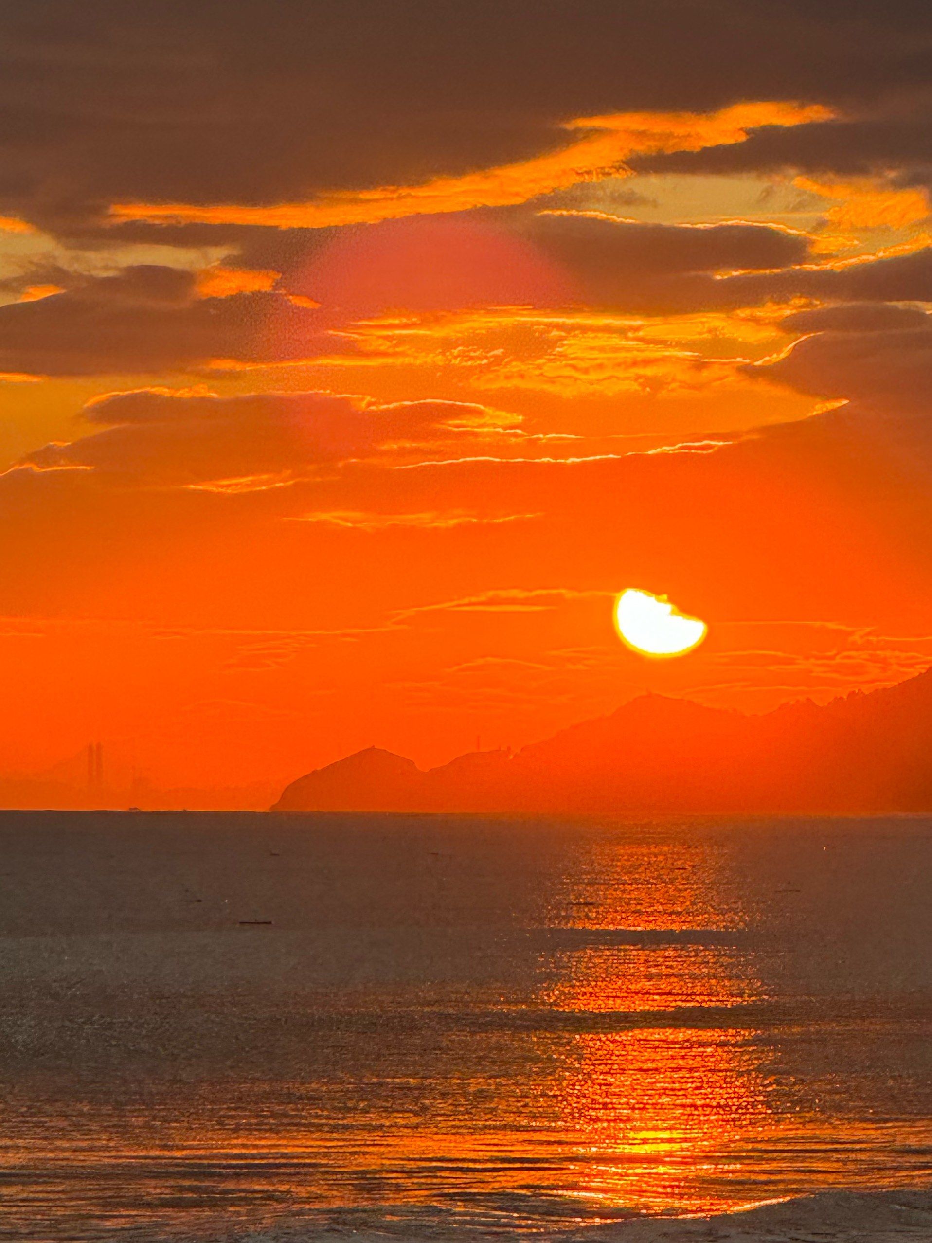 沙滩边的日落,染红了天空#我拍到的治愈系风景 #优质作者追光计划 #0