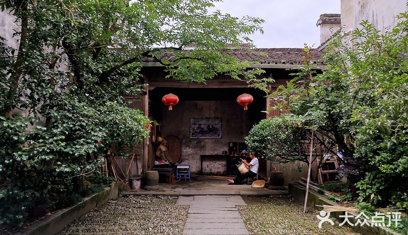 私塾旁边就是大家族的厨房，灶台就好几个
