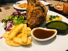 -Chom Cafe and Restaurant