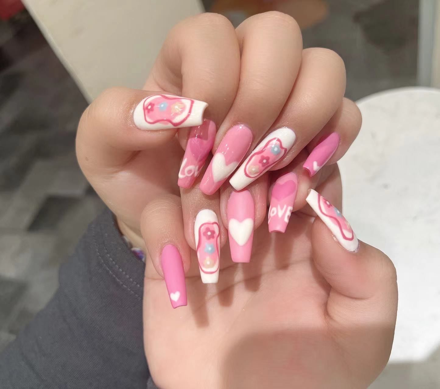 巨显白的芭比粉美甲