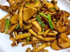 橄榄油炒三种蘑菇-必点海鲜·鲅鱼水饺(鞍山西道店)