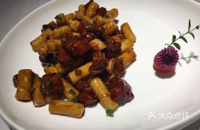 Braised Pork Ribs with Finger Rice Noodles