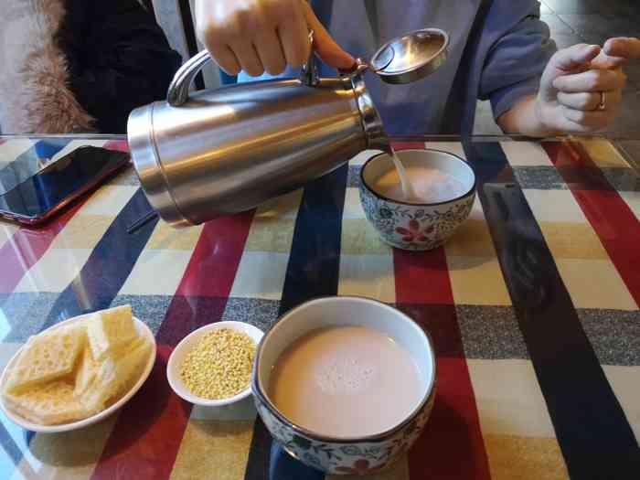 格日勒阿媽奶茶館(政府西門店)