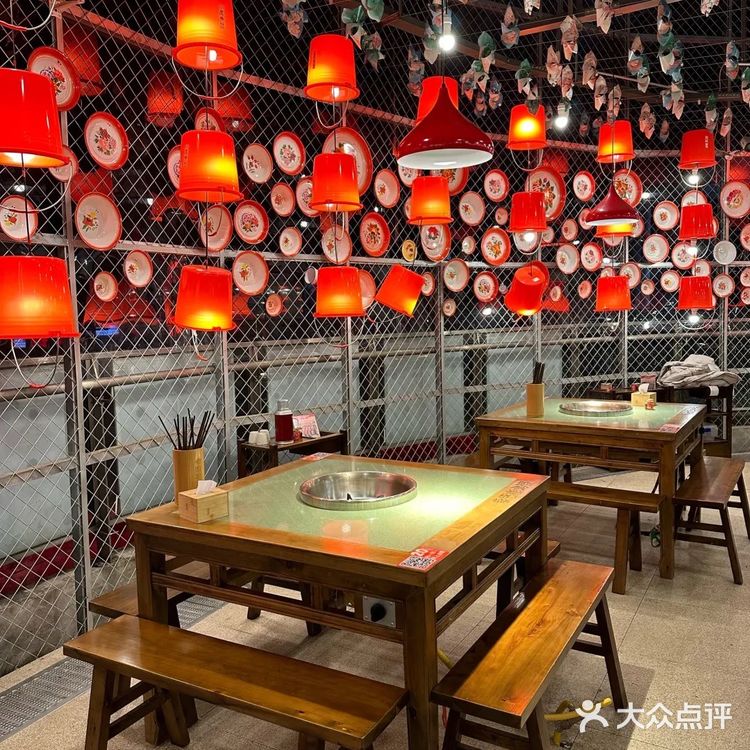 重庆人吃火锅已经！炫一大盆辣椒了