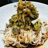 香椿炒鸡蛋配葱油拌面