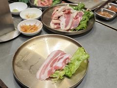 -围炉肉舍•炭烤活鳗•丹东海鲜烤肉(步行街店)