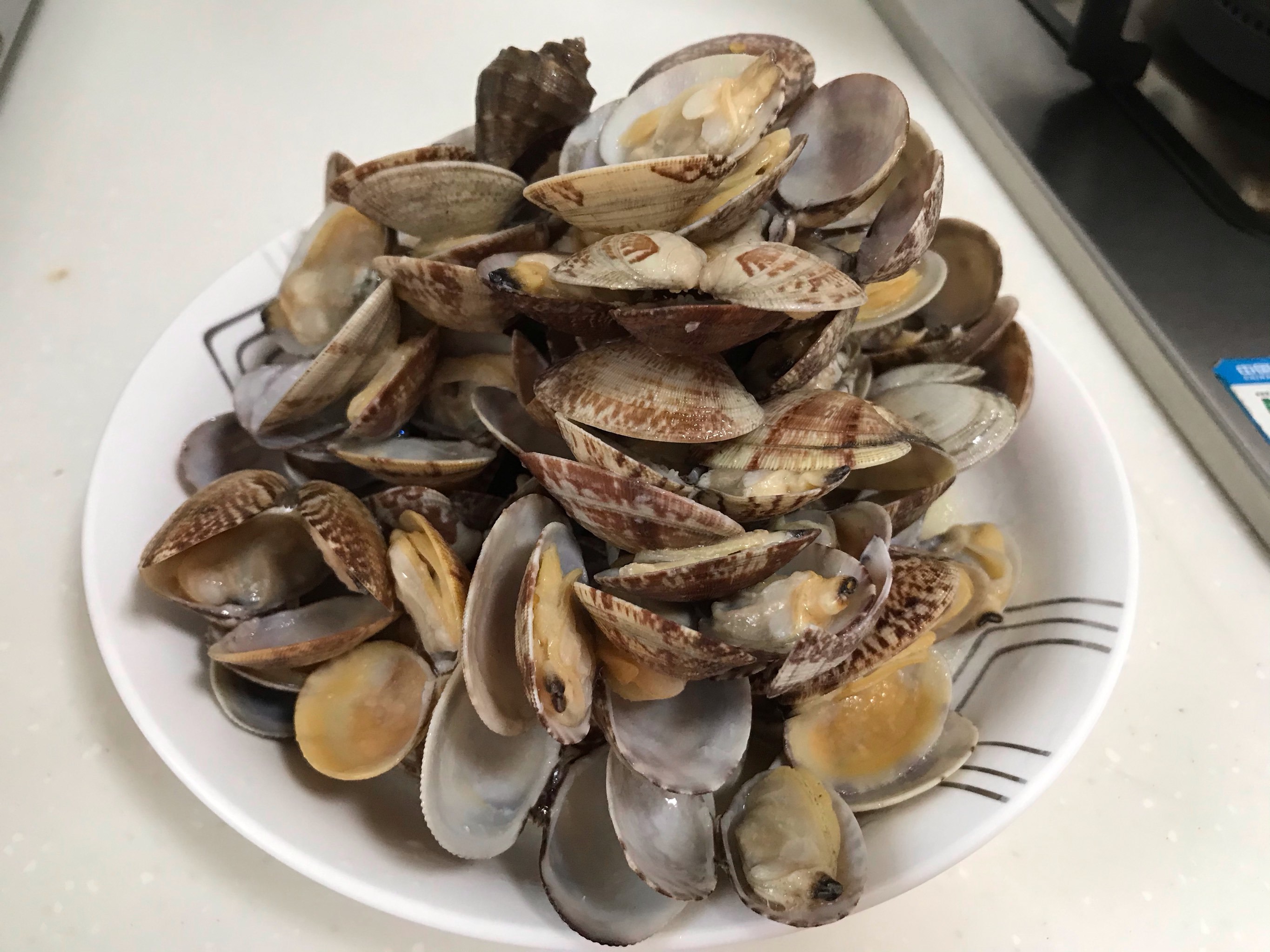 食材:新鲜红岛蛤蜊洗净备用,小辣椒一个