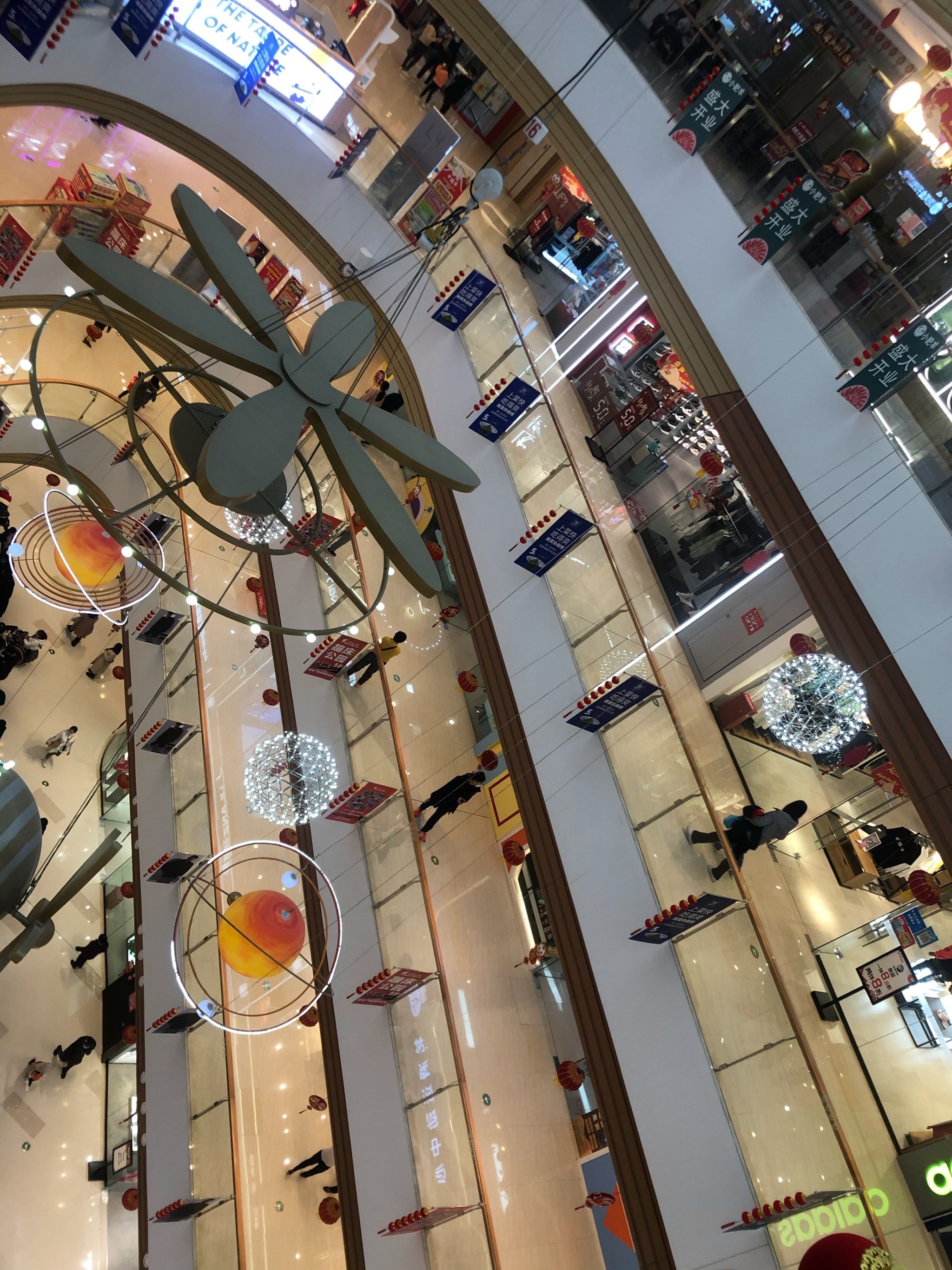 沣西吾悦广场比和平村的吾悦广场小的很多