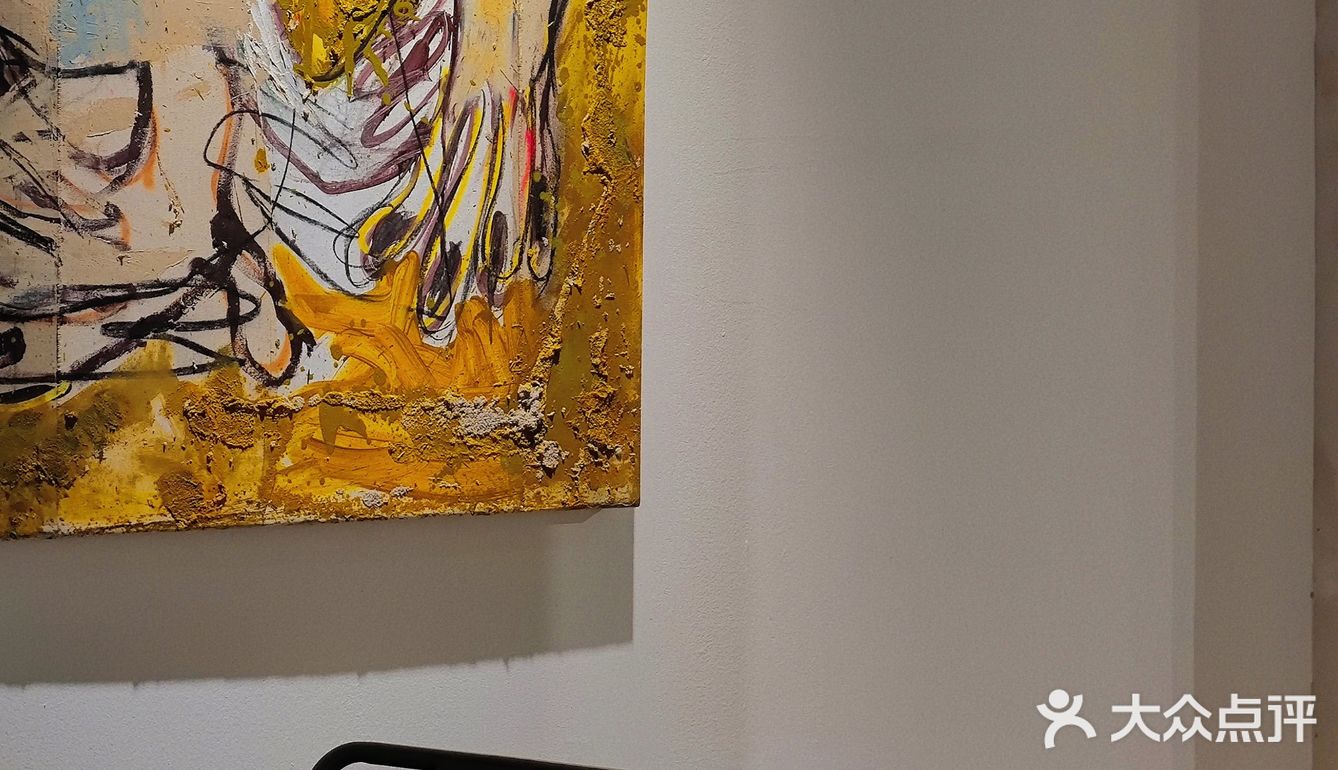 复古风油画展中的咖啡店