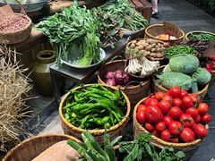 -帅巴人舅母子腊蹄民俗村