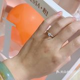 周生生特殊工艺材质的婚戒💍