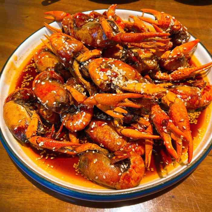 马头巷的小龙虾还真是不错这家店在劳动路上门头上面一只很大的小龙虾