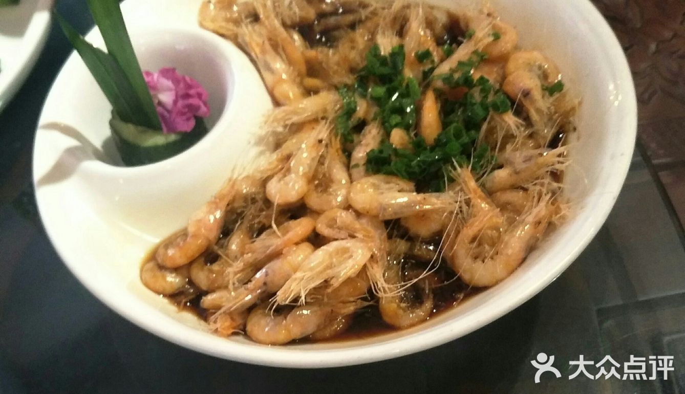 菜品种类多！口味也多种选择！海鲜，农家菜等！