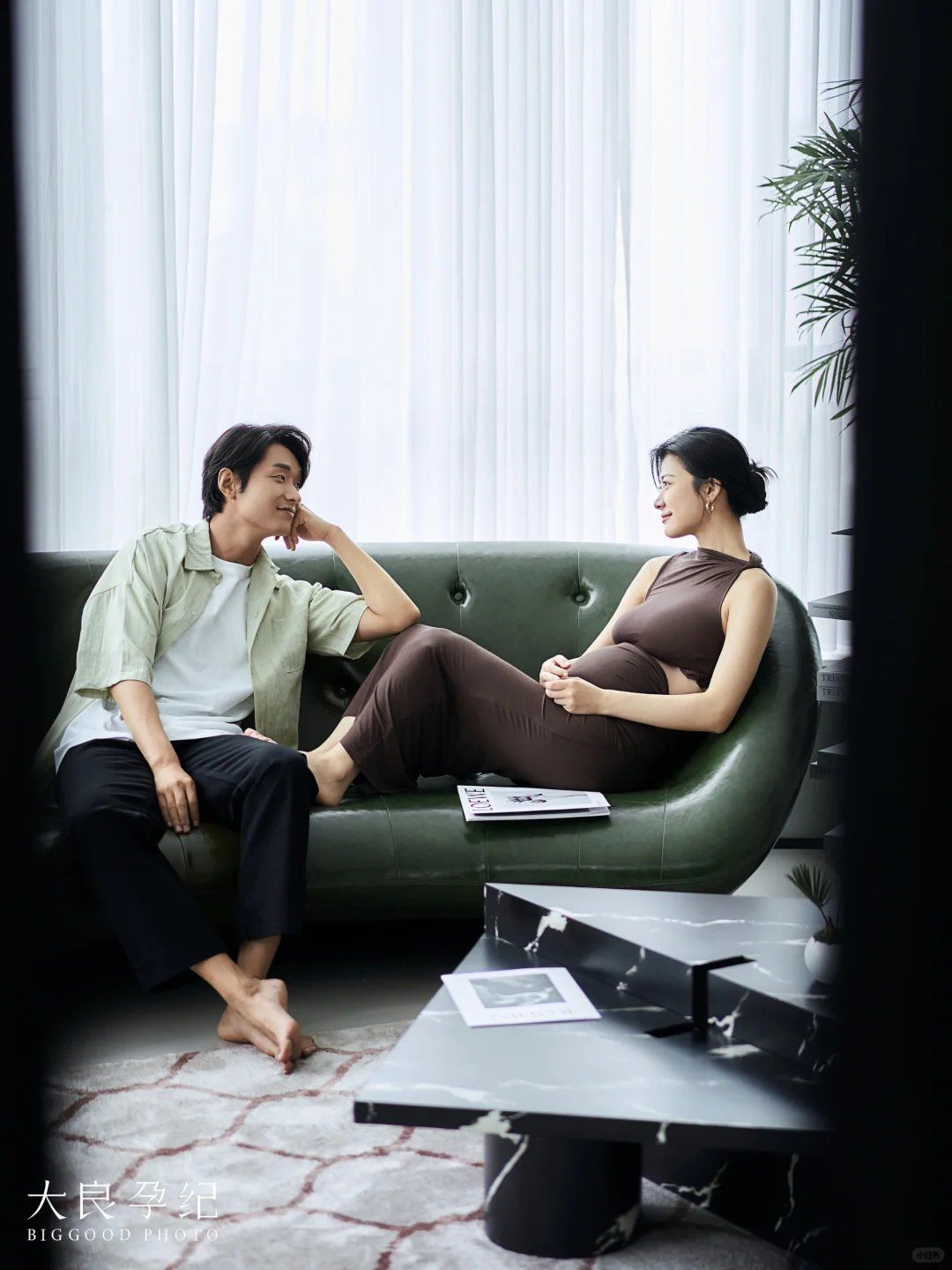 和纪实的结合孕妇照
是多数孕妈妈理想的孕照作品
小众新颖的配色
