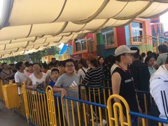 大摆锤排队等候的人群-大同方特欢乐世界