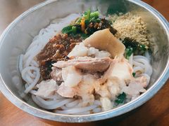 -鸿浩扒猪脚米线