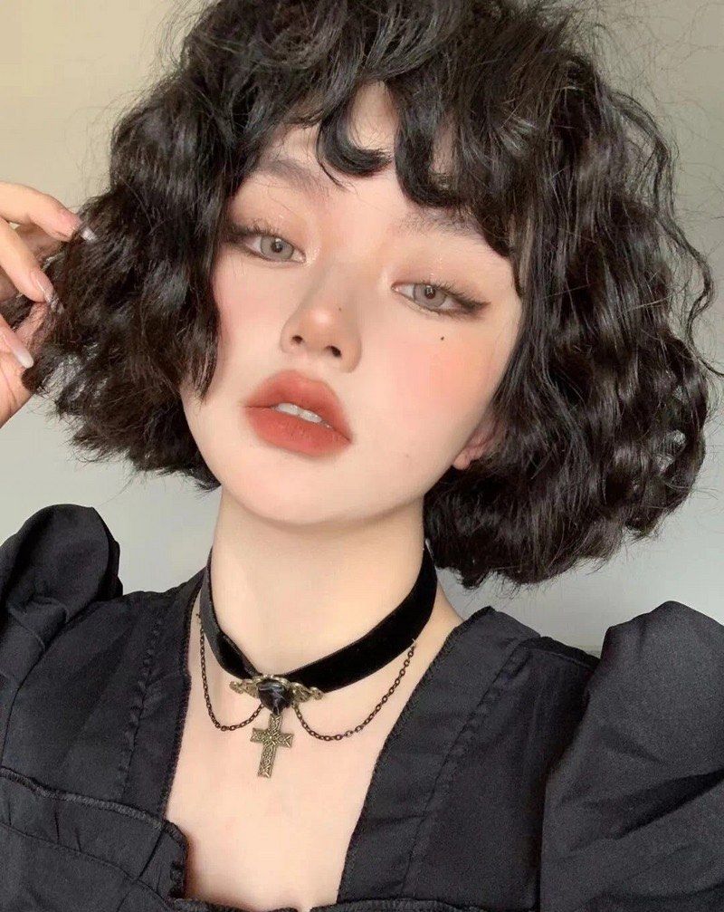 圆脸方脸女生,不能错过的芭比卷法式烫发上海烫发
女生短发尴尬期看