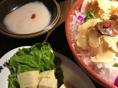 -老牌坊云南鱼豆花火锅(哈西万达店)