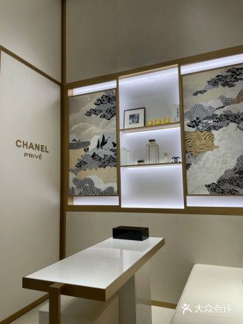 天汇姐妹逛街香奈儿柜姐态度挺不错