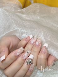 -花岐款式专研健康美甲沙龙