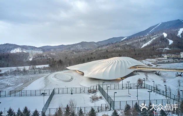 今日分享 “雪山下的大帐篷”，延续建筑与自然交融的艺术意境