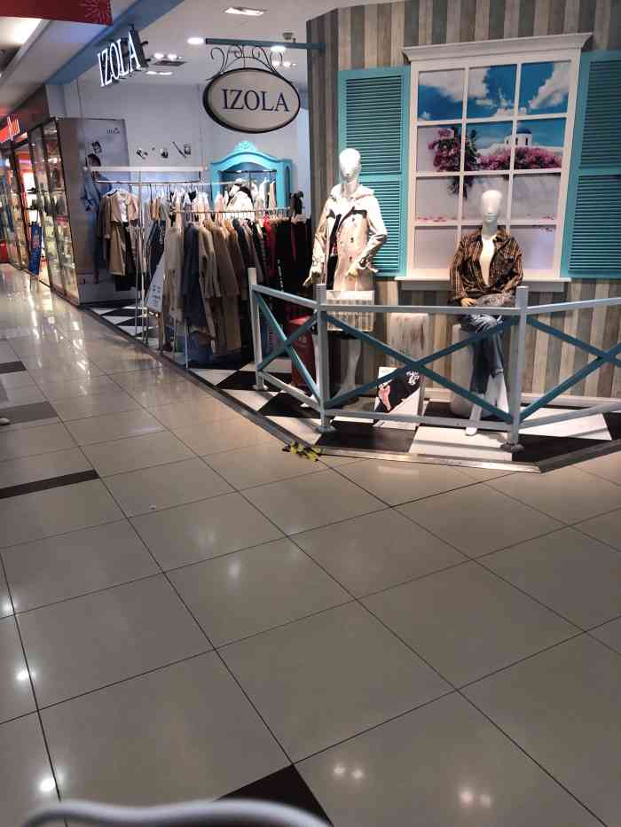 这是一家卖女装的店是在望江路的物美一楼,我感觉还是非常不错的呢,是