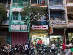 -Bánh Mì Huynh Hoa