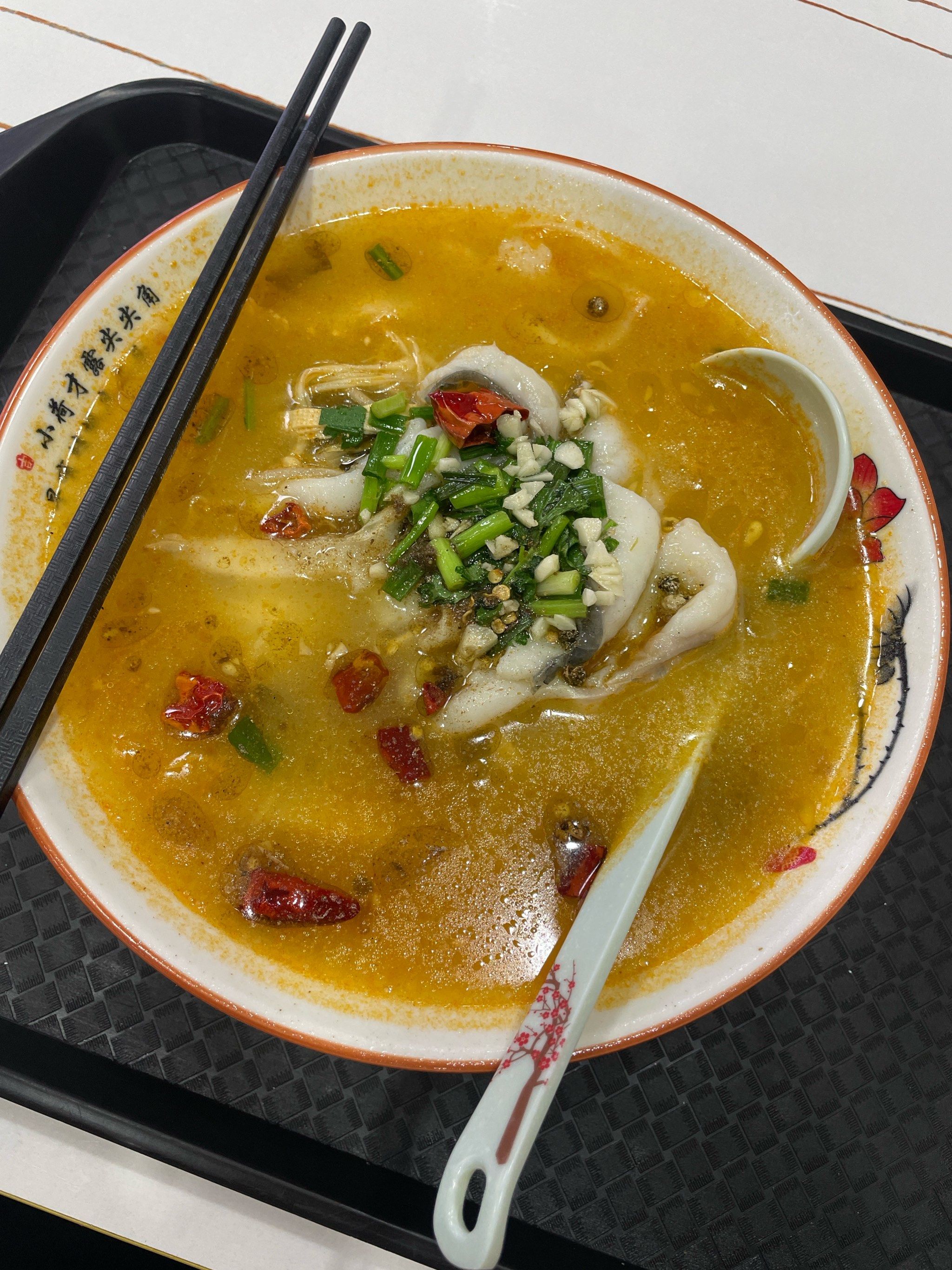 酸菜鱼米线 味道还行,鱼肉嫩滑