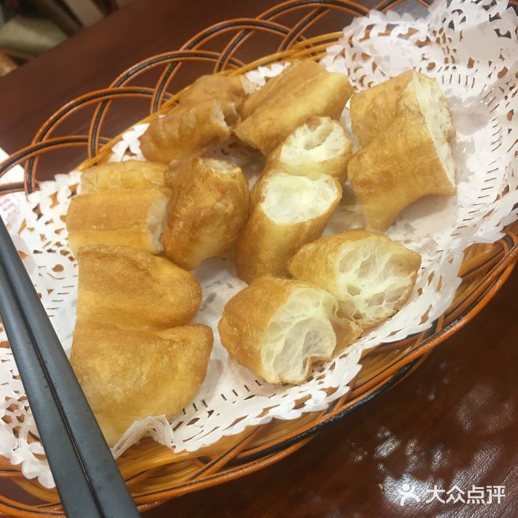 把招牌小吃都点上了，豆浆很浓，根据自己的口味加糖