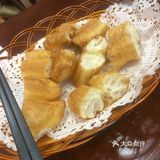 把招牌小吃都点上了,豆浆很浓,根据自己的口味加糖