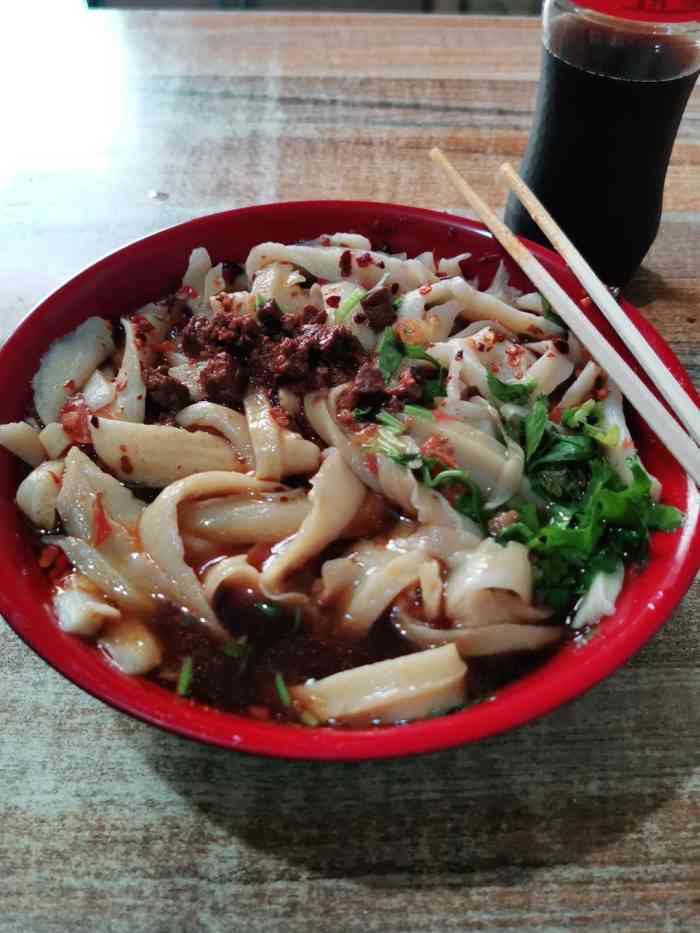 打分    /人 就是正宗手削的刀削面,劲道.大碗十块.