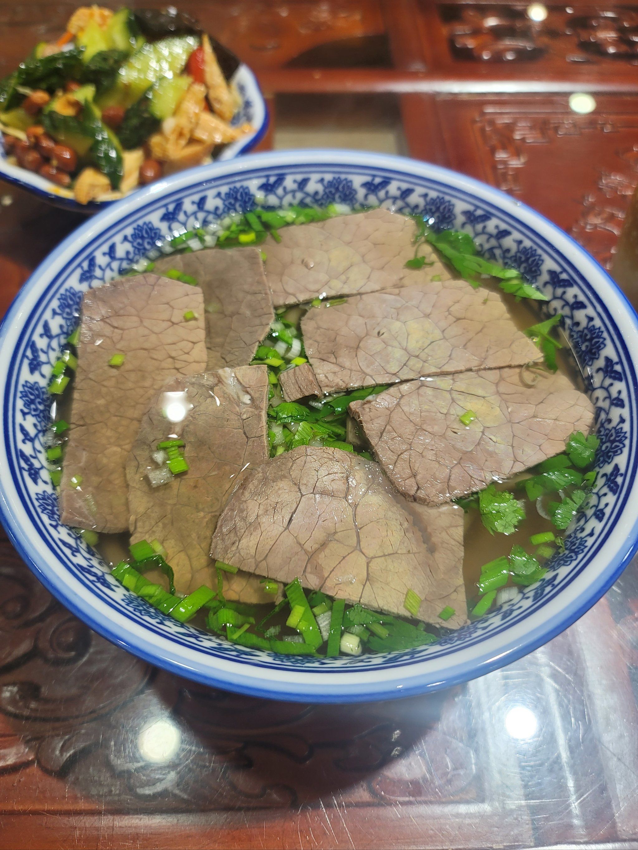 吃兰州牛肉拉面必须得加肉才行