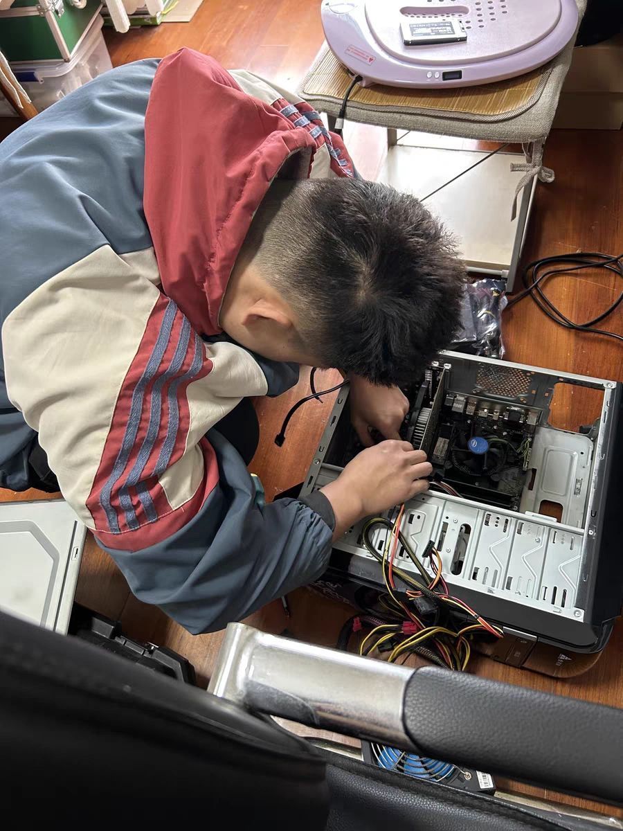 硅脂
笔记本清灰更换硅脂,夏天到了,温度过高,会导致电脑玩游戏掉帧