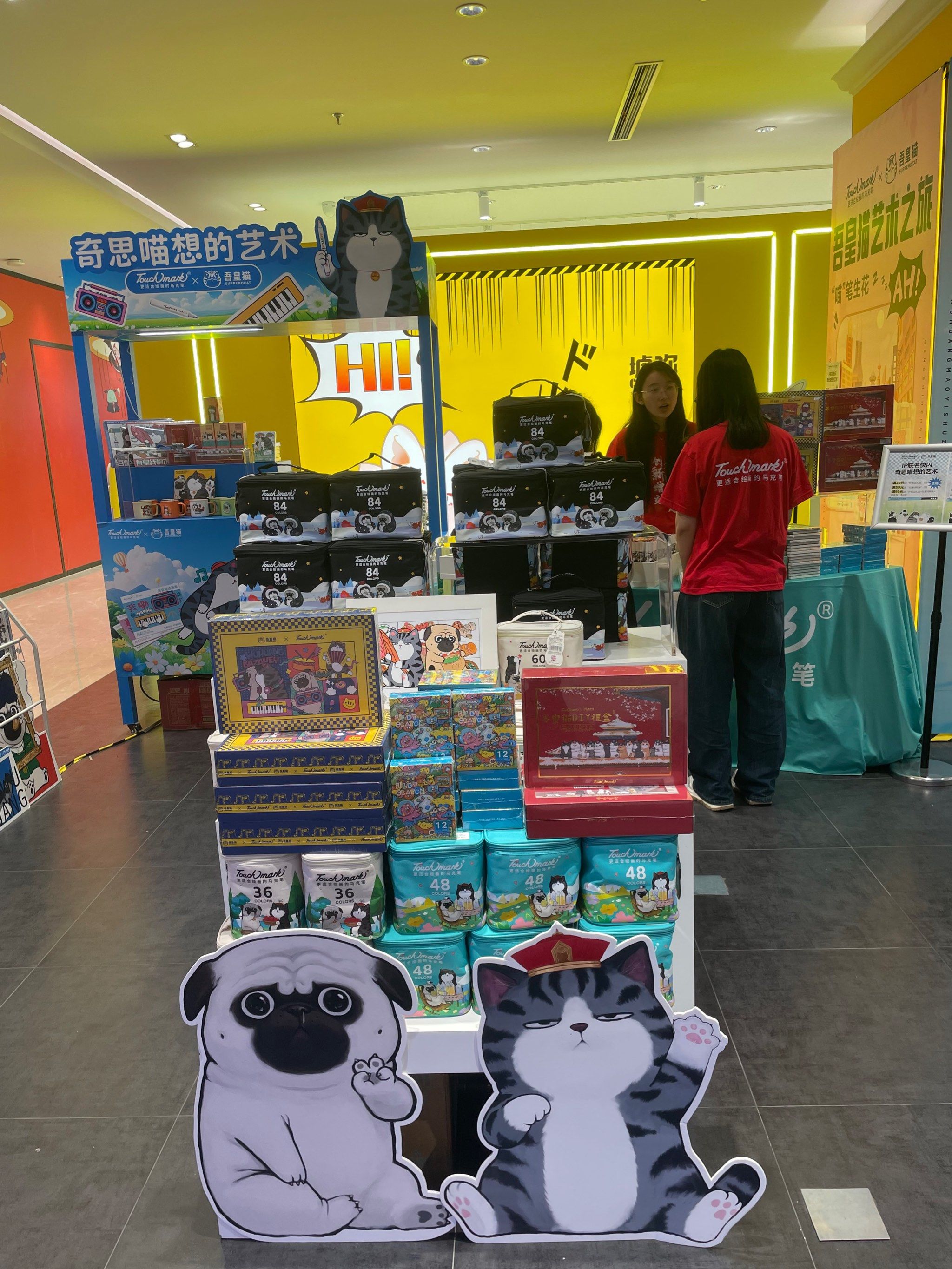 联名快闪,他家的马克笔非常好,适合娃涂鸦,边上有超大的展板可以尝试