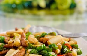 Stir-fried Lotus Root Tips with Pork Neck Meat