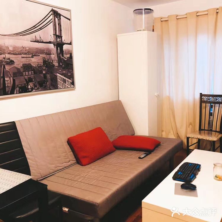 里面还有套房，套房里有三个房间，一个大厅一个厨房