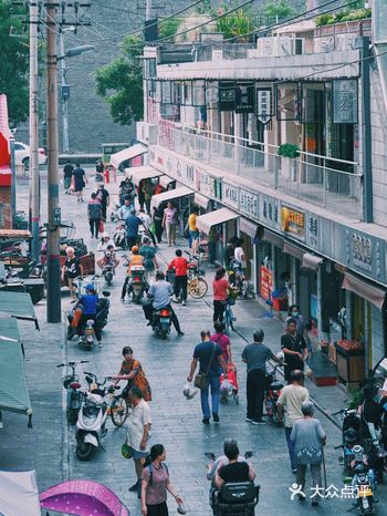 顺着城墙走有早市 早市各种叫卖 各种东西齐全