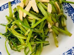 香干炒西芹-七的湖·晚芳亭·阳澄湖农家菜·大闸蟹(莲花岛店)