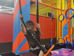 -爱蹦iBOON蹦床运动馆(江汉店)