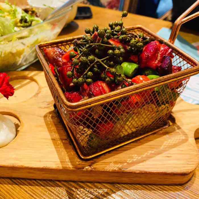 胡桃里音乐酒馆-"菜品味道都不错,但是没有划分出无烟区,别.