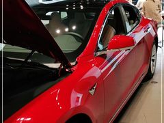 -TESLA 特斯拉(上海太古汇体验店)