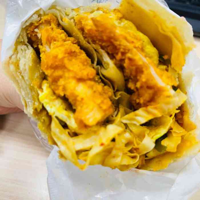 大饼里裹上一块炸的香脆的鸡排,配上菲姐家自制的豆皮,海带丝,一套看