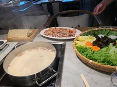 -尚尚仙·酸汤猪手·猪肚鸡火锅(华联万柳购物中心店)