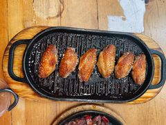 料理烤焦香翅中-老东镇啤酒屋海鲜加工·蒸汽海鲜·海鲜烧烤(台东店)