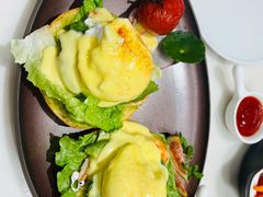 牛油果大虾班尼迪蛋-théATRE茶聚场·餐厅(环球金融中心店)