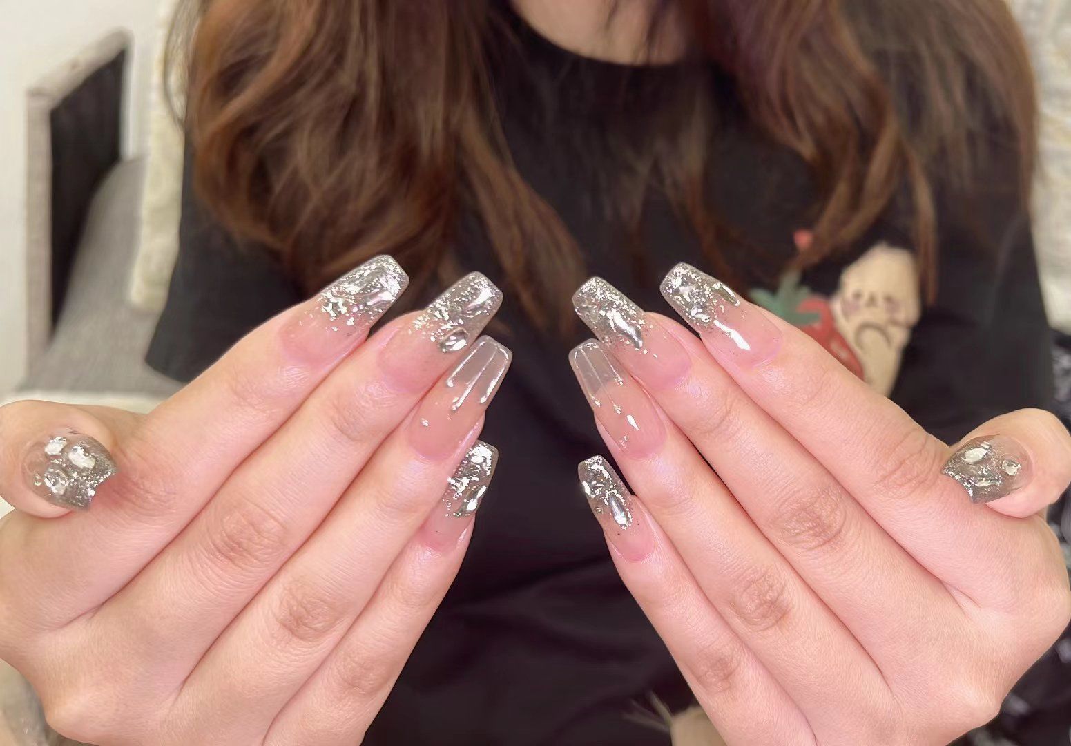超闪银色渐变贴钻美甲