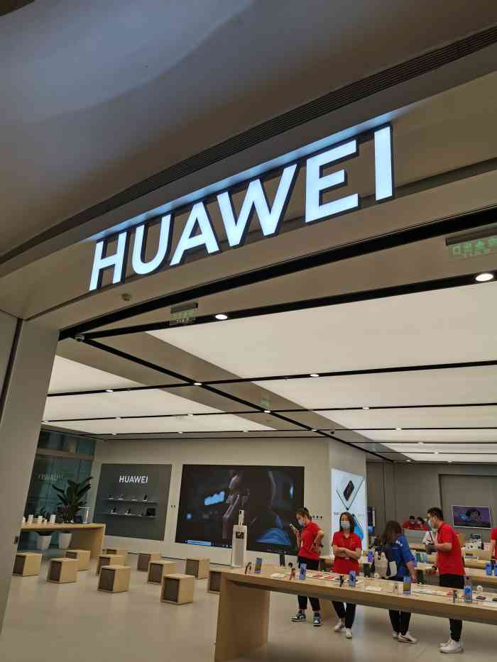 华为体验店(万达广场店)-"华为现在越来越走智能产品这块了,手机,耳.
