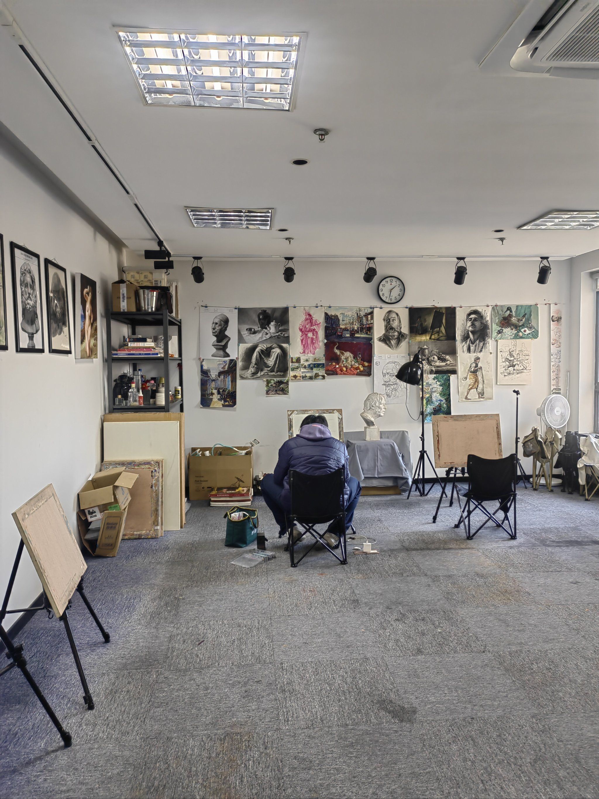 下午的阳光照进画室,学生不多很安静,因而整个房间的艺术氛围更强了